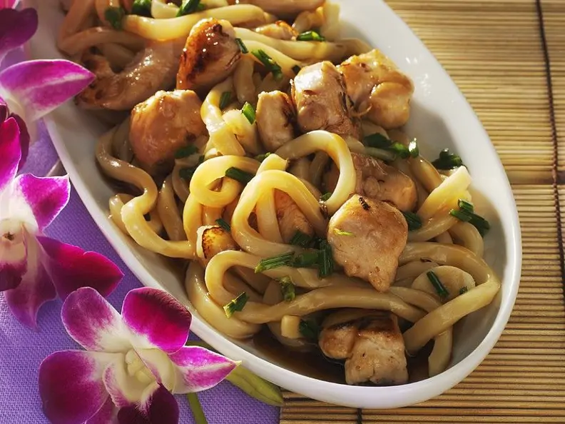 Udon-Nudeln mit Hähnchen