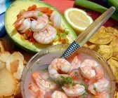 Avocado mit marinierten Shrimps