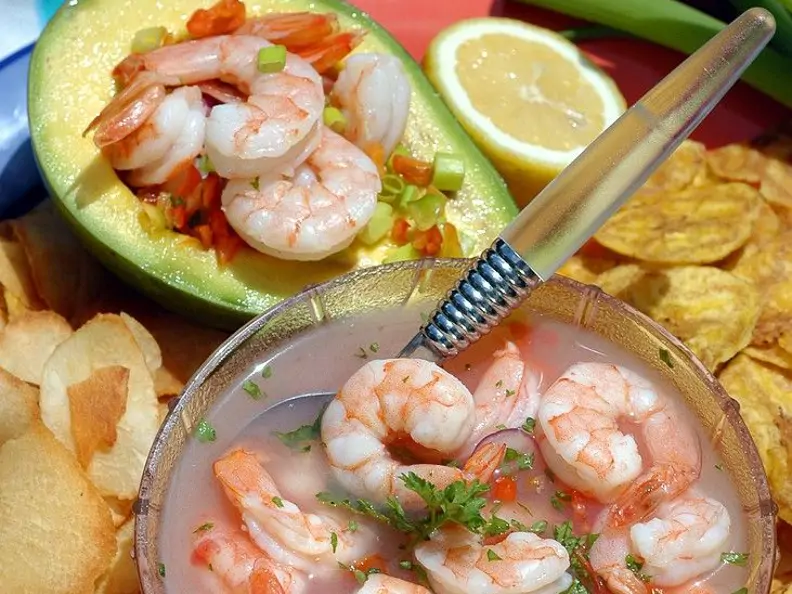 Avocado mit marinierten Shrimps