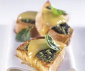 Röstbrot mit Pesto und Käse