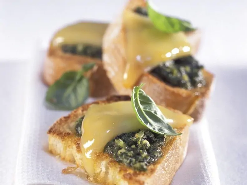 Röstbrot mit Pesto und Käse