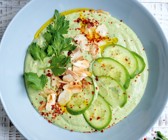 Buttermilch-Gurken-Kaltschale mit Chili
