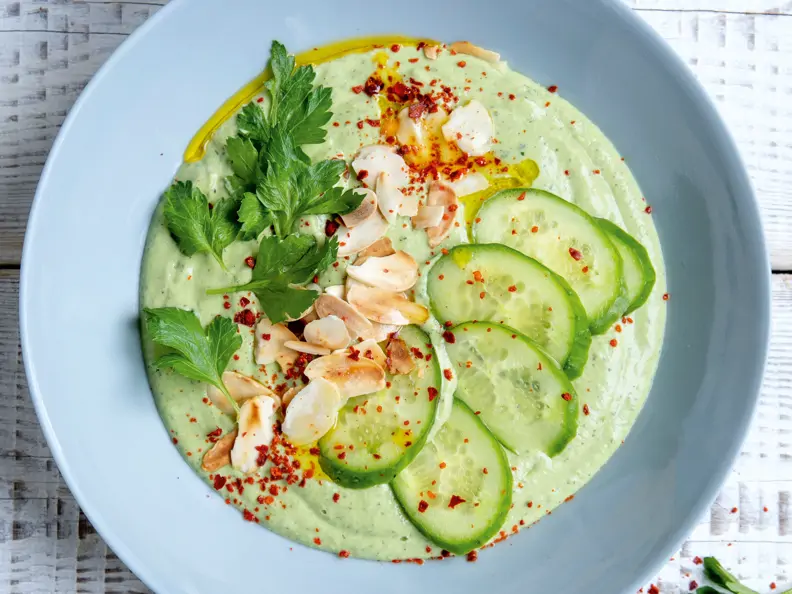 Buttermilch-Gurken-Kaltschale mit Chili