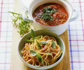 Spaghetti mit sahniger Tomatensauce und Tomatensugo