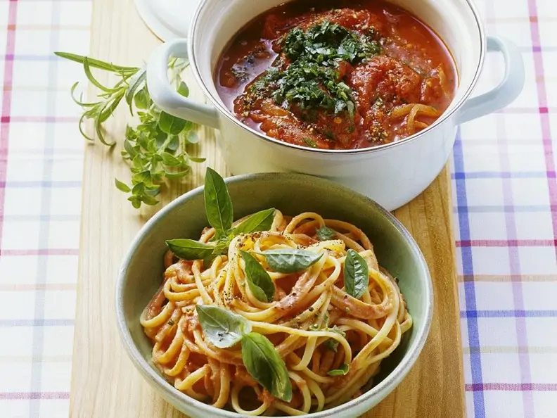 Spaghetti mit sahniger Tomatensauce und Tomatensugo