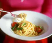 Knoblauch-Nudeln mit Tomaten