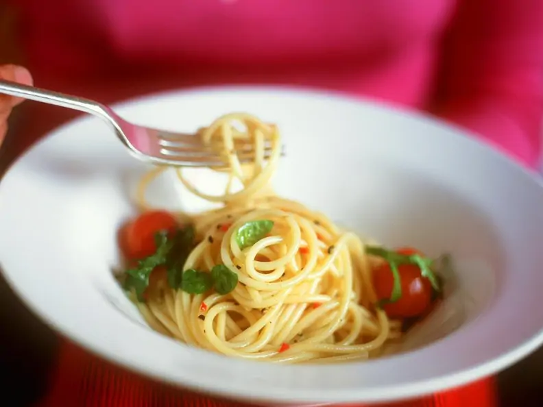 Knoblauch-Nudeln mit Tomaten