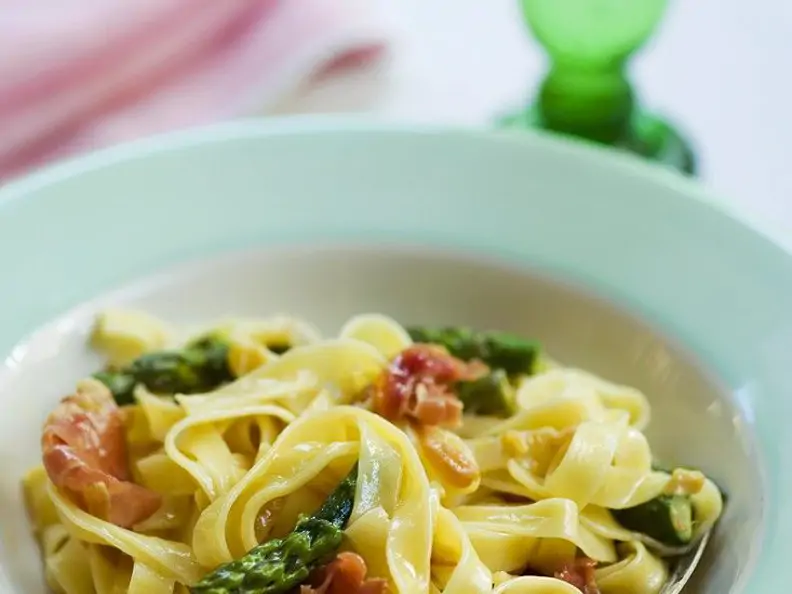 Tagliatelle mit grünem Spargel