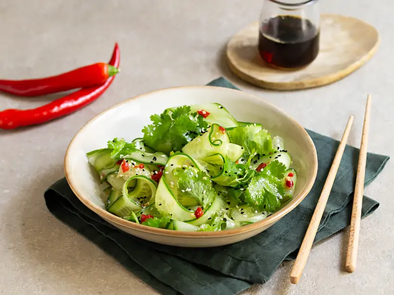 Asiatischer Gurkensalat mit Sesam