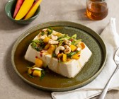 Seidentofu getoppt mit Frühlingszwiebel-Salsa in Ahorn-Sojasauce