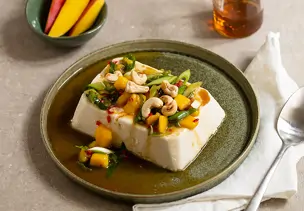 Seidentofu getoppt mit Frühlingszwiebel-Salsa in Ahorn-Sojasauce