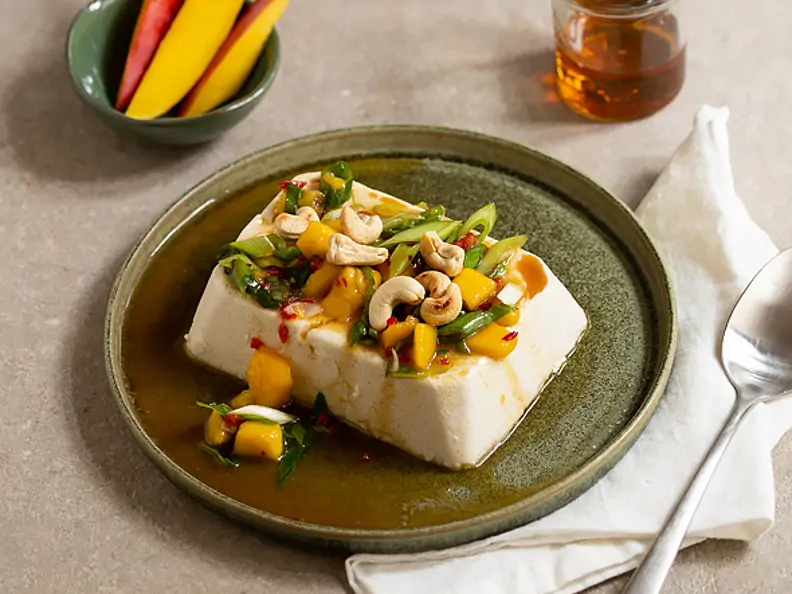 Seidentofu getoppt mit Frühlingszwiebel-Salsa in Ahorn-Sojasauce