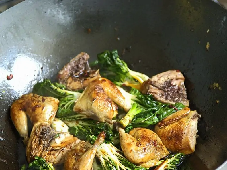 Wachteln mit Paksoi