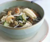Asiatische Nudelsuppe mit Gemüse und Fleisch