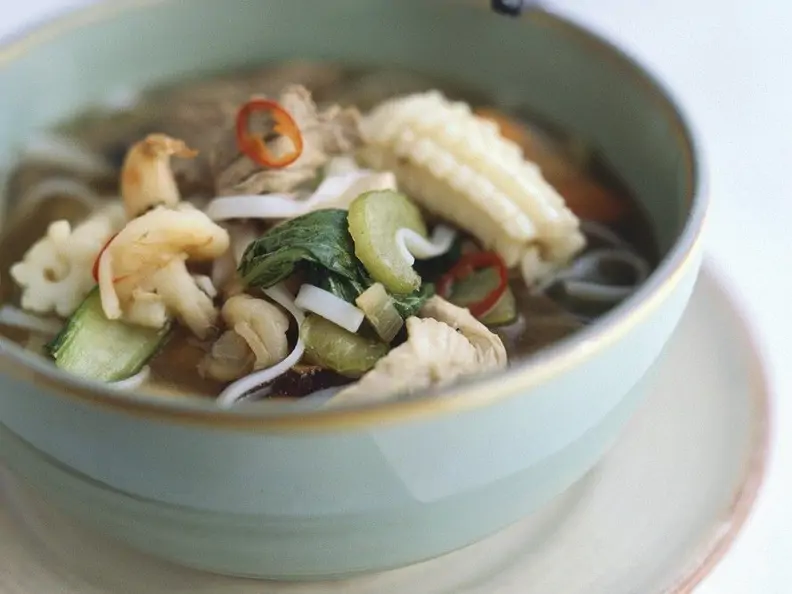 Asiatische Nudelsuppe mit Gemüse und Fleisch