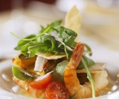Brotsalat mit Rucola und Garnelen