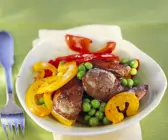 Gebratene Geflügelleber mit Gemüse
