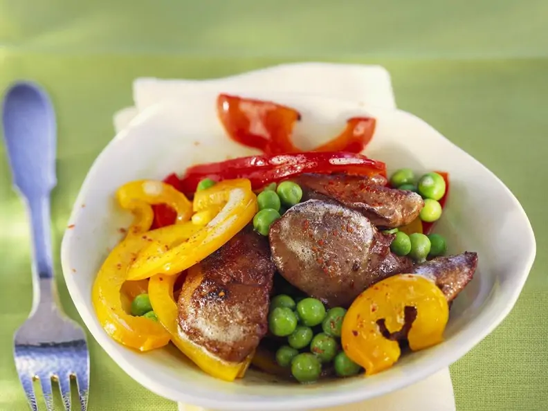 Gebratene Geflügelleber mit Gemüse