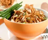 Nudeln mit Gemüse aus dem Wok