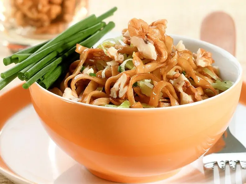 Nudeln mit Gemüse aus dem Wok