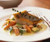 Gebratener Zander auf Gemüse