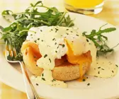 Brötchen mit pochiertem Ei und Lachs