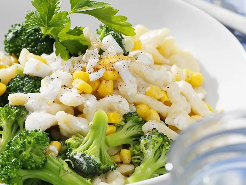 Brokkolisalat mit Spätzle