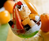 Mangoeis mit Sago und Früchten