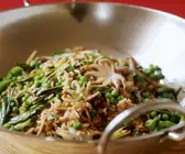 Reis mit Tintenfisch aus dem Wok