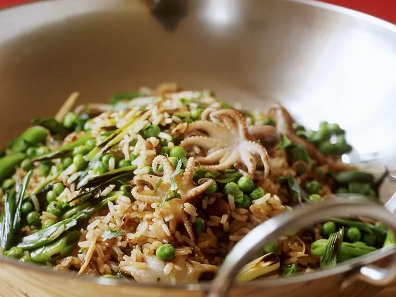Reis mit Tintenfisch aus dem Wok