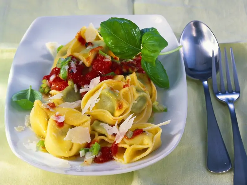 Tortellini mit Tomatensauce
