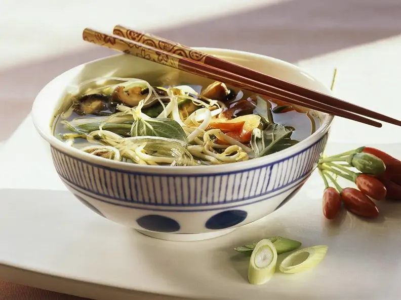 Asiatische Gemüse-Nudelsuppe