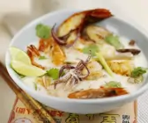 Kokossuppe mit Meeresfrüchten