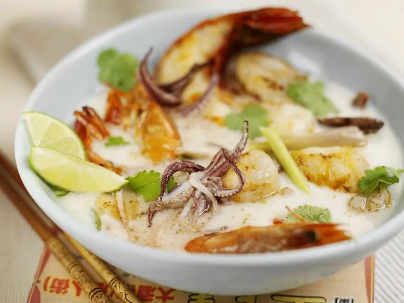 Kokossuppe mit Meeresfrüchten