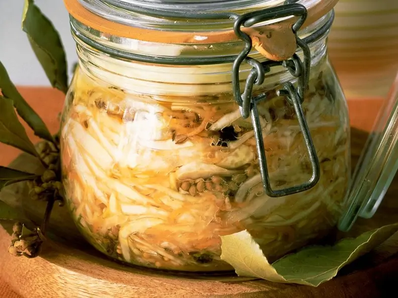 Milchsauer eingelegter Weißkohl mit Möhren