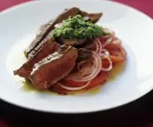 Steak auf Tomatensalat