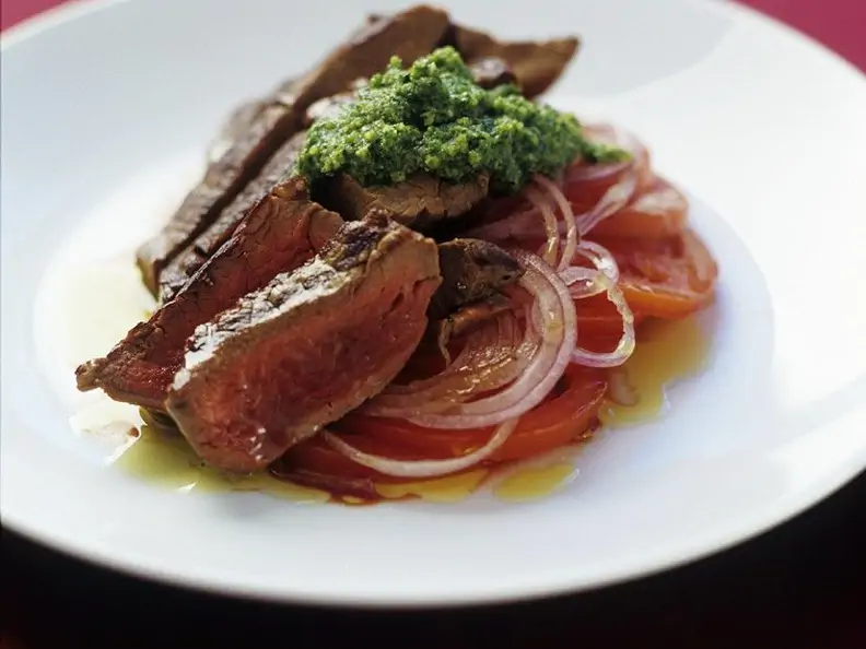 Steak auf Tomatensalat