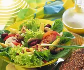 Bunter Salat mit Hähnchenbrust