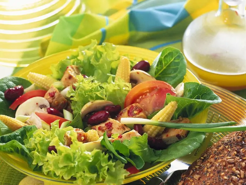 Bunter Salat mit Hähnchenbrust