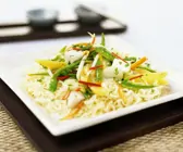 Tofu-Gemüse auf Nudeln