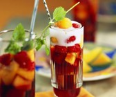 Klassische Bowle mit Früchten