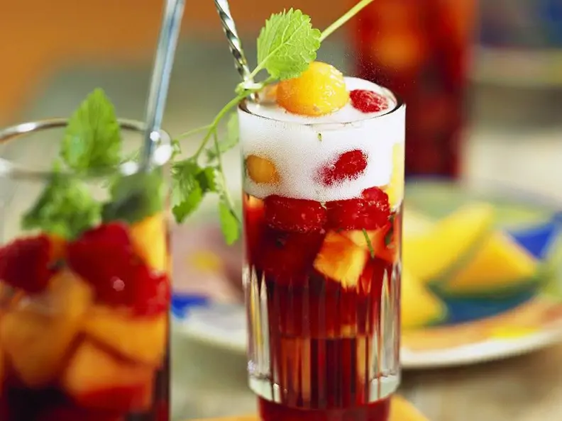 Klassische Bowle mit Früchten