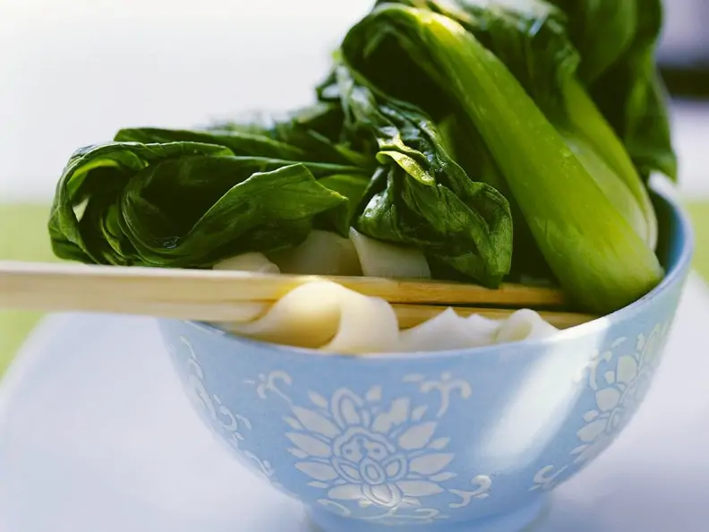 Asiatische Nudeln mit Paksoi