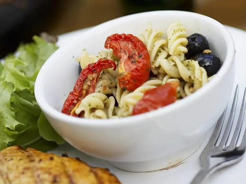 Hähnchenbrust mit Nudelsalat