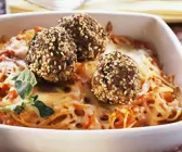 Nudelgratin mit Fleischbällchen