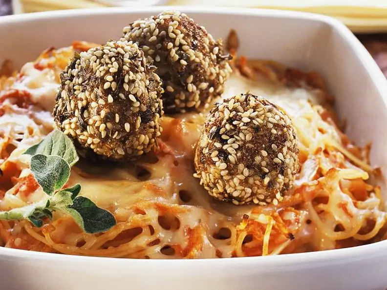 Nudelgratin mit Fleischbällchen