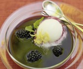 Zitronensorbet mit Beerensuppe