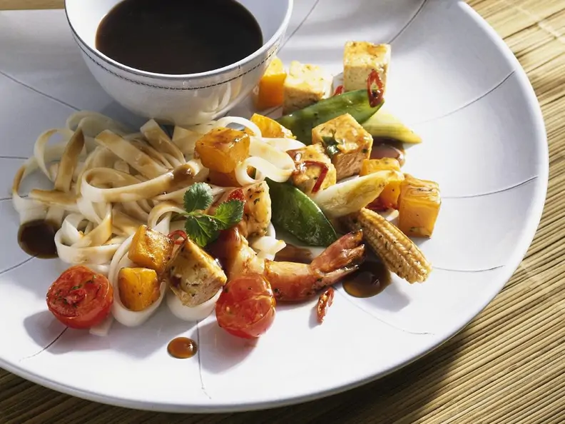 Wokgemüse mit Garnelen und Nudeln