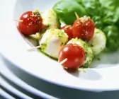 Mini-Mozzarella-Tomaten-Spieße mit Pesto