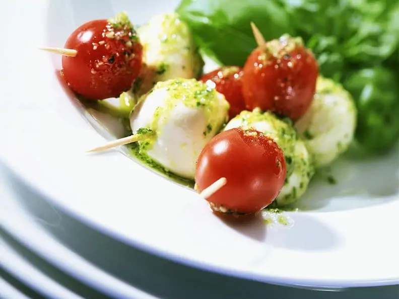 Mini-Mozzarella-Tomaten-Spieße mit Pesto